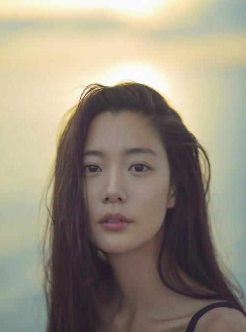 香烟烟雾中的女人